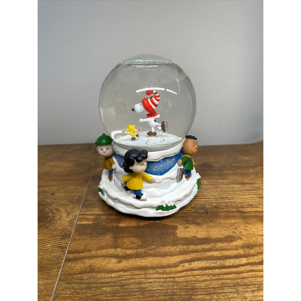 Peanuts Hallmark Musical Snow Globe Snoopy Ice Skating Linus and Lucy Theme